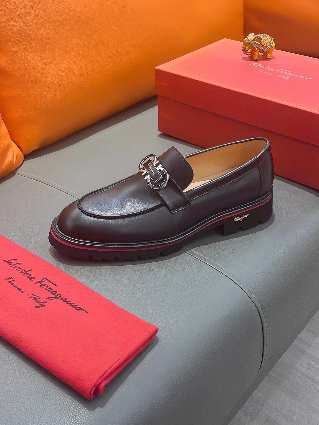 Men's shoes FERRAGAMO "Ferragamo" P540 Regular size: 39-44 (38, 45, 46, 47 customized) (suit shoes) Product materials: Selected first-layer cowhide upper, imported sheepskin lining; original outsole.